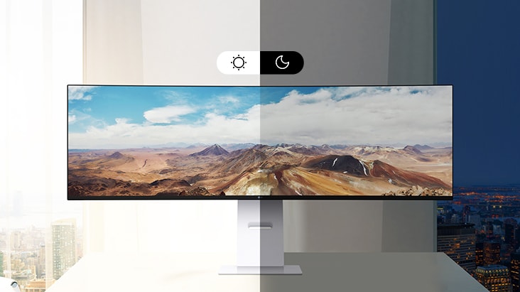 Monitor con luminosità adattiva mostrato in vista divisa: regola automaticamente la luminosità dello schermo in base alla luce ambientale per il comfort visivo.