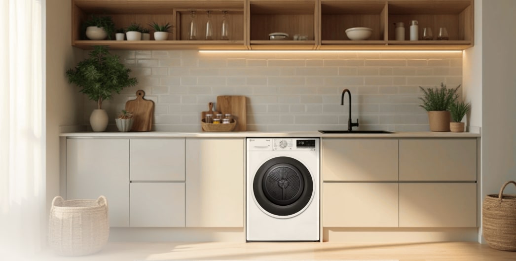 Asciugatrice LG in una cucina moderna con mobili beige e illuminazione calda, perfettamente integrata e funzionale.