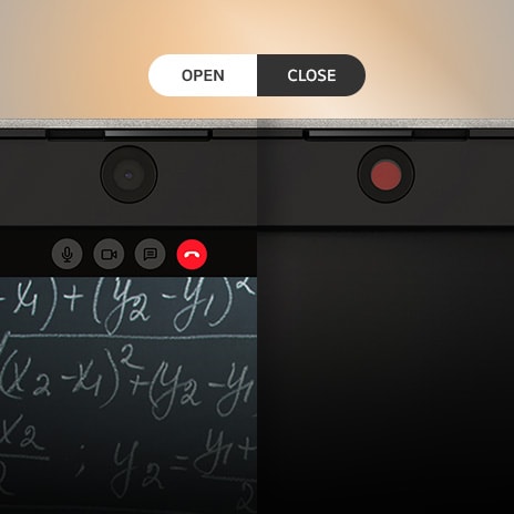 L'immagine mostra una vista divisa della webcam di un computer portatile con due stati: “Aperto” e ‘Chiuso’. A sinistra, la webcam è aperta e attiva; a destra, la webcam è coperta da un otturatore integrato per la privacy, contrassegnato da un punto rosso, che indica lo stato di chiusura.
