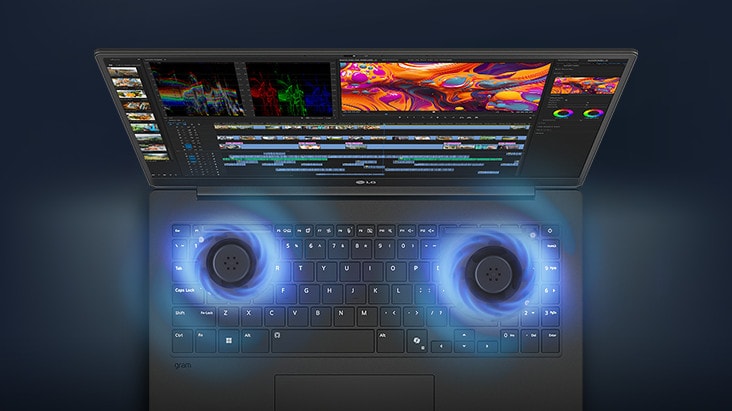 Un computer portatile con un’interfaccia di editing video sullo schermo, mostra due ventole di raffreddamento che emettono immagini di flusso d’aria blu, sottolineando l’avanzata tecnologia di raffreddamento.