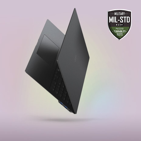 Un elegante computer portatile parzialmente aperto dal design minimalista, presentato su uno sfondo sfumato. Il simbolo del certificato di durata MIL-STD è ben visibile nell’angolo in alto a destra, sottolineandone la struttura sottile, leggera e tuttavia resistente.