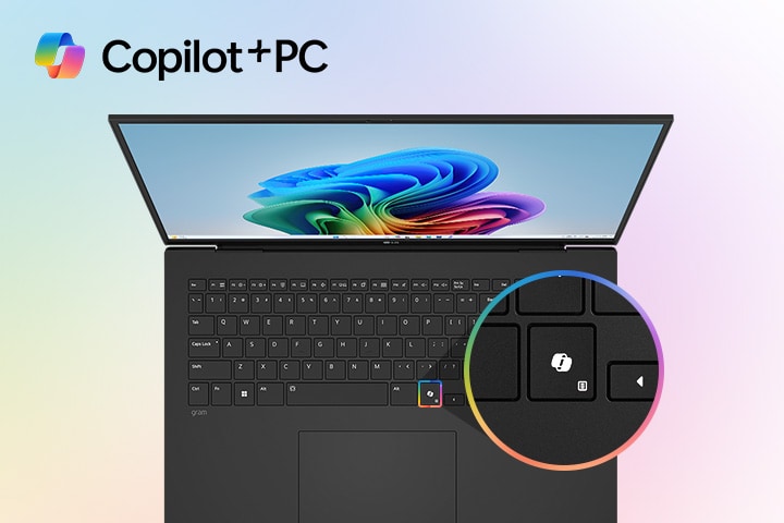 Un computer portatile con lo sfondo Bloom di Windows 11 sullo sfondo, con un primo piano che evidenzia un tasto dedicato al Copilot sulla tastiera. Il logo “Copilot+PC” è ben visibile nell’angolo in alto a sinistra, sottolineando la funzionalità integrata con l’intelligenza artificiale.