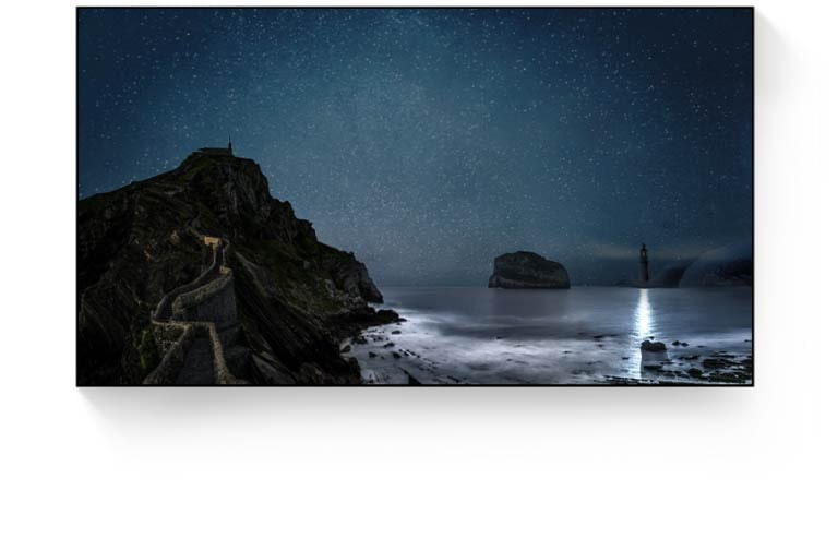 Une vitrine de l’évolution de la technologie LG OLED. Une image de l’océan vu de nuit apparaît sur l’écran. Le curseur qui le traverse symbolise l’évolution de HDR PRO en 2016 et 2018, en passant par HDR10 Pro en 2019 pour arriver à HGIG en 2020. Une image des tours Petronas apparaît en 4K avant de se convertir en 8K. Une image de Cinque Terre apparaît avec le processeur au centre : passant du processeur intelligent α7 au Processeur intelligent α9, qui sera ensuite décliné en Processeur intelligent α9 Gen2, Processeur intelligent α9 Gen3 et Processeur intelligent α9 Gen5.