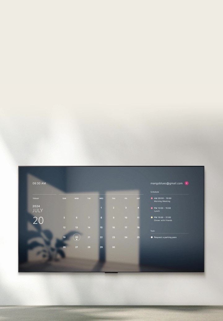 朝日の画像と、日時、天気、気温、「Good morning（おはようございます）」という文字を表示するLG TV。「Hi LG（ハイ、LG）」という文字の吹き出しが浮き上がり、見えなくなる。その後「Show me this week's schedule（今週のスケジュールを表示して）」という吹き出しが表示される。画面にGoogleカレンダーと毎日のスケジュールが表示される。