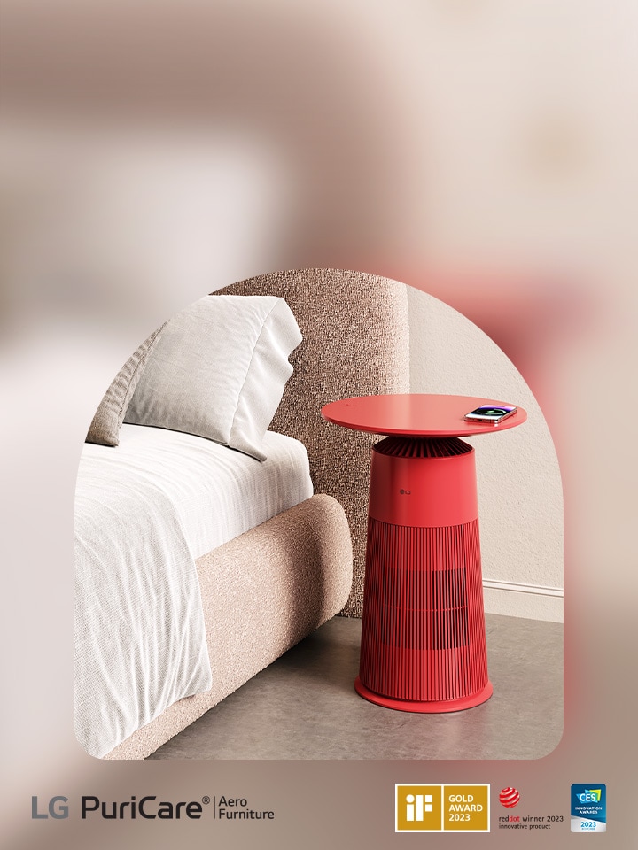 ベッドの横には赤い色の「Aero furniture」があります。