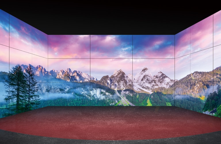 両サイドとフロントウォールに取り付けられた複数の画面は、より鮮明で広い視野を提供します。