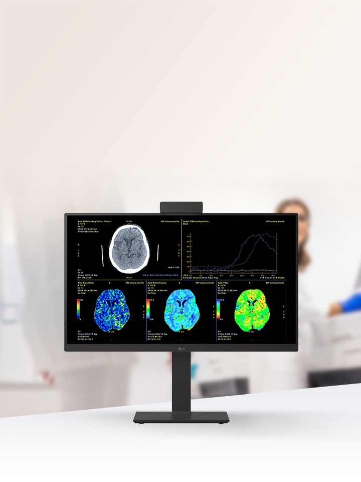 27インチ 8MP IPS臨床確認用モニターが複数の脳スキャン画像を画面上に映している。