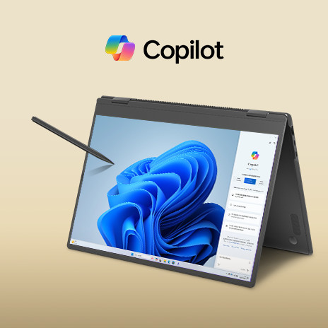 スクリーンの上にWindows Copilotロゴ、ディスプレイにWindows Copilotのインターフェースを表示したノートパソコン。大型画面を備えた美しいデザインと、バックグラウンドのWindows 11インターフェースを示している。