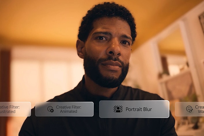 1人の男性が画面を見ており、「Creative Filter: Illustrated」、「Creative Filter: Animated」、「Portrait Blur」というラベルの付いたフィルターを適用したり、切り替えたりしています。
