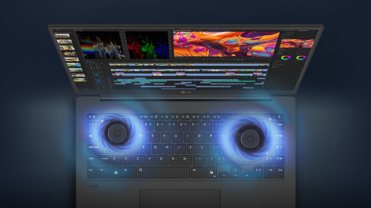動画編集インターフェースが画面に表示されたノートパソコン。二重冷却ファンが放出する空気流を青のビジュアルで表現し、高度な冷却技術を強調しています。