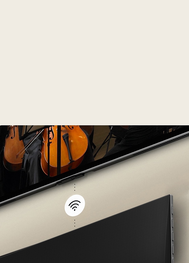 LG TVの下のLG Soundbarのクローズアップ。接続マークがLG SoundbarとLG TVの間に表示され、WOWCASTのワイヤレスオペレーションを示している。