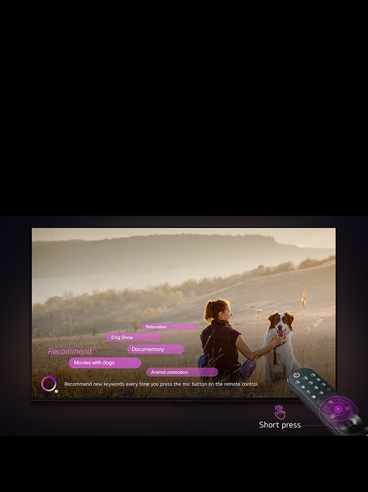 LG TVに、広い野原の女性と犬の画像が表示される。画面の下部では、薄紫色の円の横に「Recommend new keywords every time you press the mic button on the remote control（リモートコントロールでマイクボタンを押すたびに、新しいキーワードをおすすめします）」という文字が表示される。ピンクのバーに次のキーワードが表示される。犬の映画、犬、秋、リラックス、友情。LG TVの前方にLGマジックリモートが設置されていて、TVの方を向いている。マイクボタンの周りにネオンパープルの円が表示される。リモートの隣に、ボタンを押す指のイラストと、「Short press（押す）」という文字が表示される。