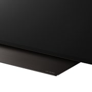 下から撮影されたLG OLED evo TV、OLED C4の斜め画像