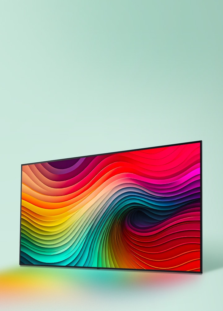 На экране телевизора LG NanoCell отображаются переливающиеся текстуры радужных цветов.