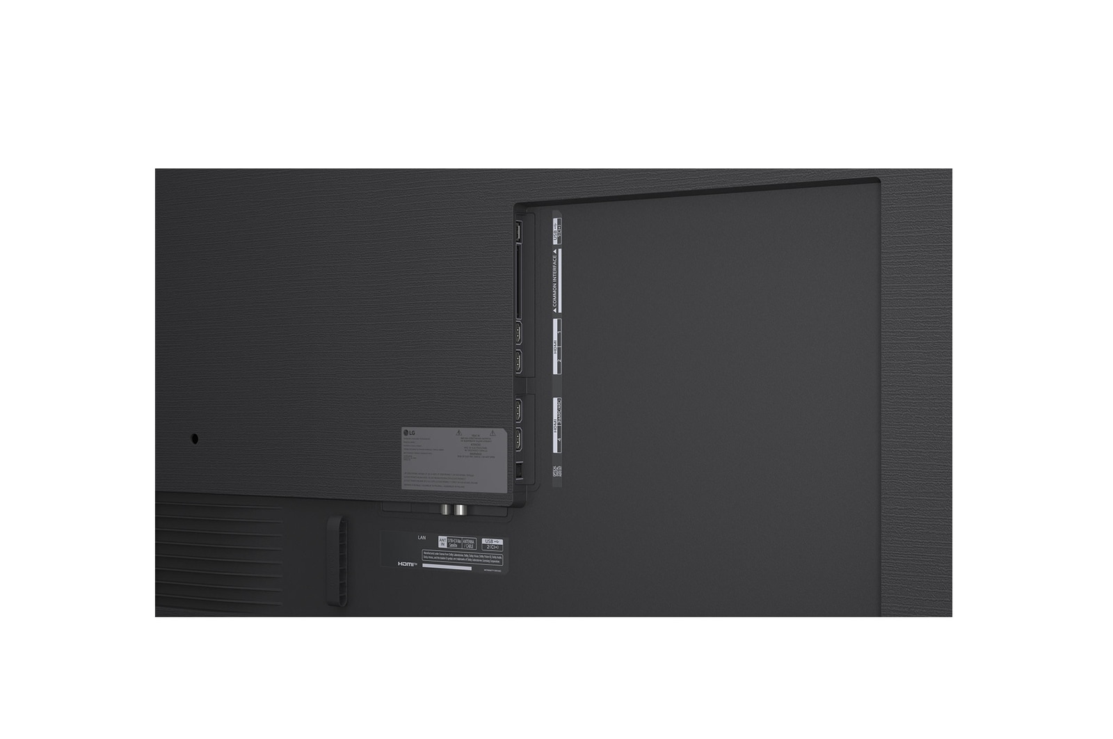 Крупный план экрана телевизора LG TV, показывающего, как работает поиск AI Search. Открывается маленькое окно чата, которое показывает, как пользователь спрашивает о доступных спортивных играх. Поиск AI Search генерирует ответы в чате, показывая пиктограммы доступного контента. Также есть подсказка для запроса с Microsoft Copilot.