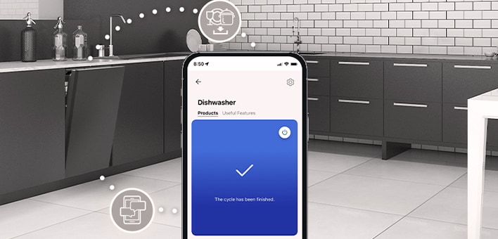Интерьер кухни с частично открытой встроенной посудомоечной машиной и приложением LG ThinQ™, показывающим уведомление о завершении цикла.	
