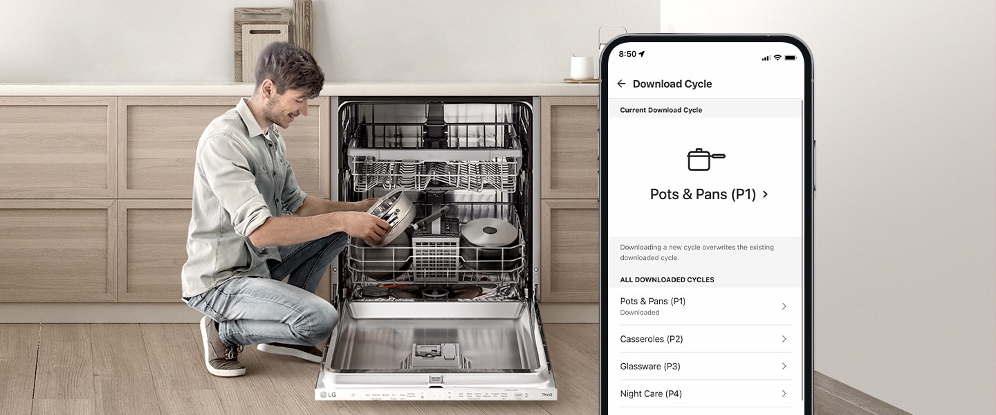 Мужчина держит кастрюлю рядом с посудомоечной машиной, а на смартфоне отображается цикл мойки кастрюль в приложении ThinQ™. 	