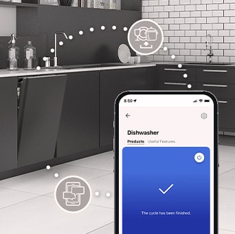 Интерьер кухни с частично открытой встроенной посудомоечной машиной и приложением LG ThinQ™, показывающим уведомление о завершении цикла.	