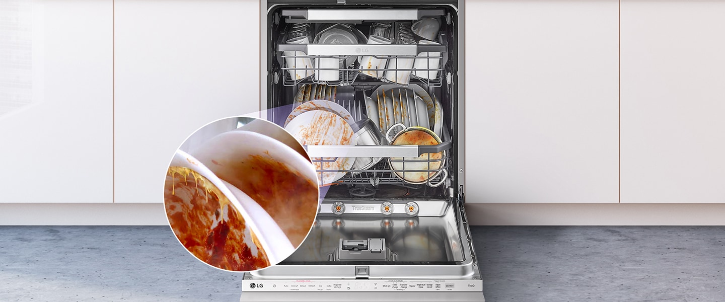 Встроенная посудомоечная машина с полностью открытой дверцей, где видна грязная посуда.	