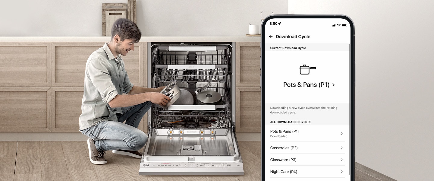 Мужчина держит кастрюлю рядом с посудомоечной машиной, а на смартфоне отображается цикл мойки кастрюль в приложении ThinQ™. 	