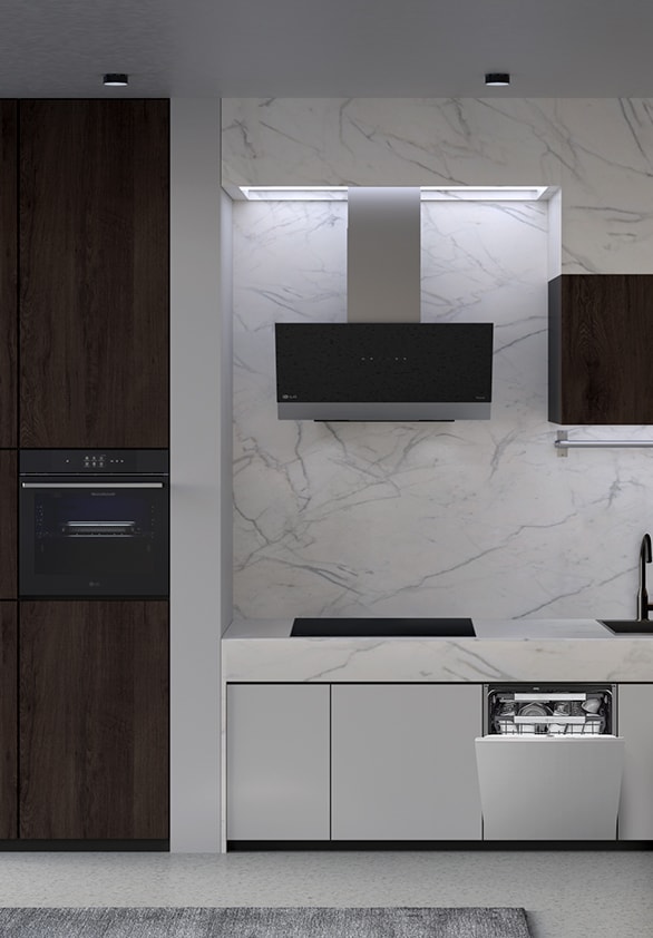 Кухня с установленными отдельно стоящими посудомоечной машиной, духовым шкафом, вытяжкой и индукционной варочной панелью LG.	