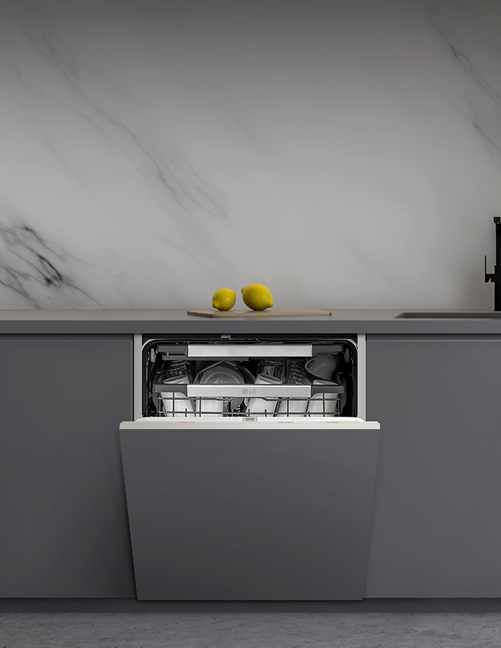 Съемка встраиваемых посудомоечных машин LG, установленных в различных кухонных интерьерах с соответствующими дверными панелями. 	