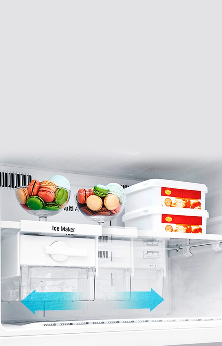 На фото полка холожильника со сладостями, а также контейнер для льда. Показано передвижение контейнера.