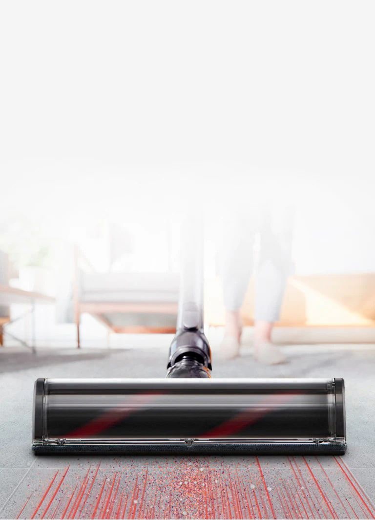 Насадка пылесоса быстро всасывает пыль на ковре, демонстрируя мощную силу всасывания.