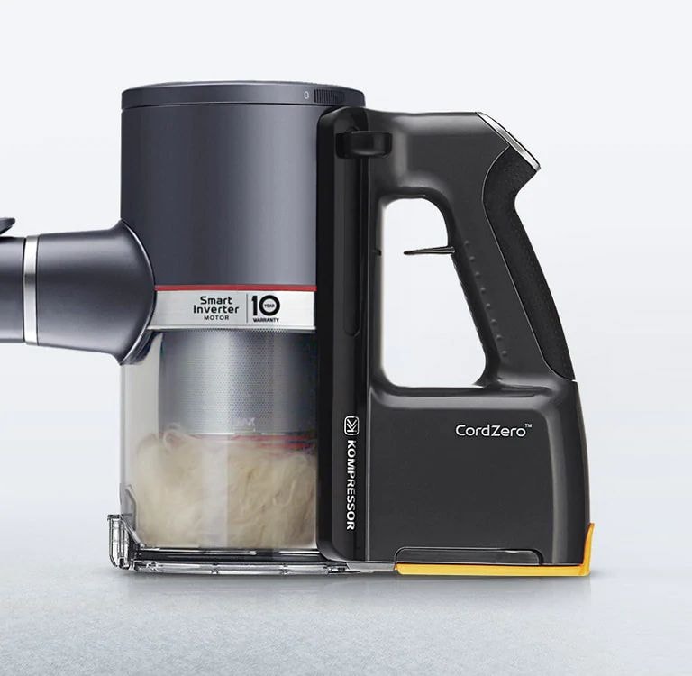 Контейнер пылесоса LG Kompressor® сдвинут вниз, показана вместимость и накопленная пыль внутри.