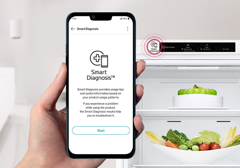 Рука держит телефон на фоне холодильника. На экране приложение Smart Diagnosis для оповещений о техническом обслуживании',