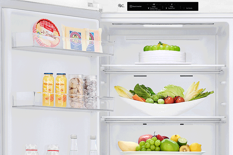 Показан холодильник с открытой дверью в левую сторону, вместо открывающейся вправо для демонстрации перенавешивания двери',