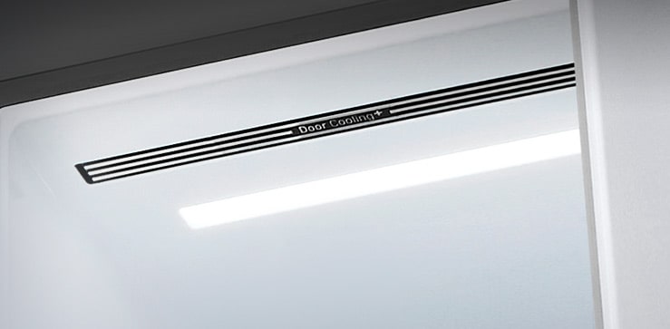Вид по диагонали на верхнюю часть холодильника с демонстрацией мягкой светодиодной подсветки.