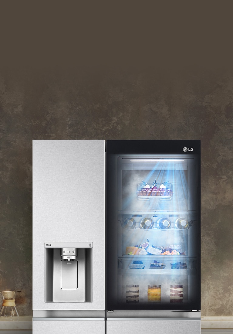 Вид черного холодильника InstaView спереди с включенной внутренней подсветкой. Через дверь InstaView можно видеть содержимое холодильника. Голубые лучи света освещают содержимое благодаря функции DoorCooling. 