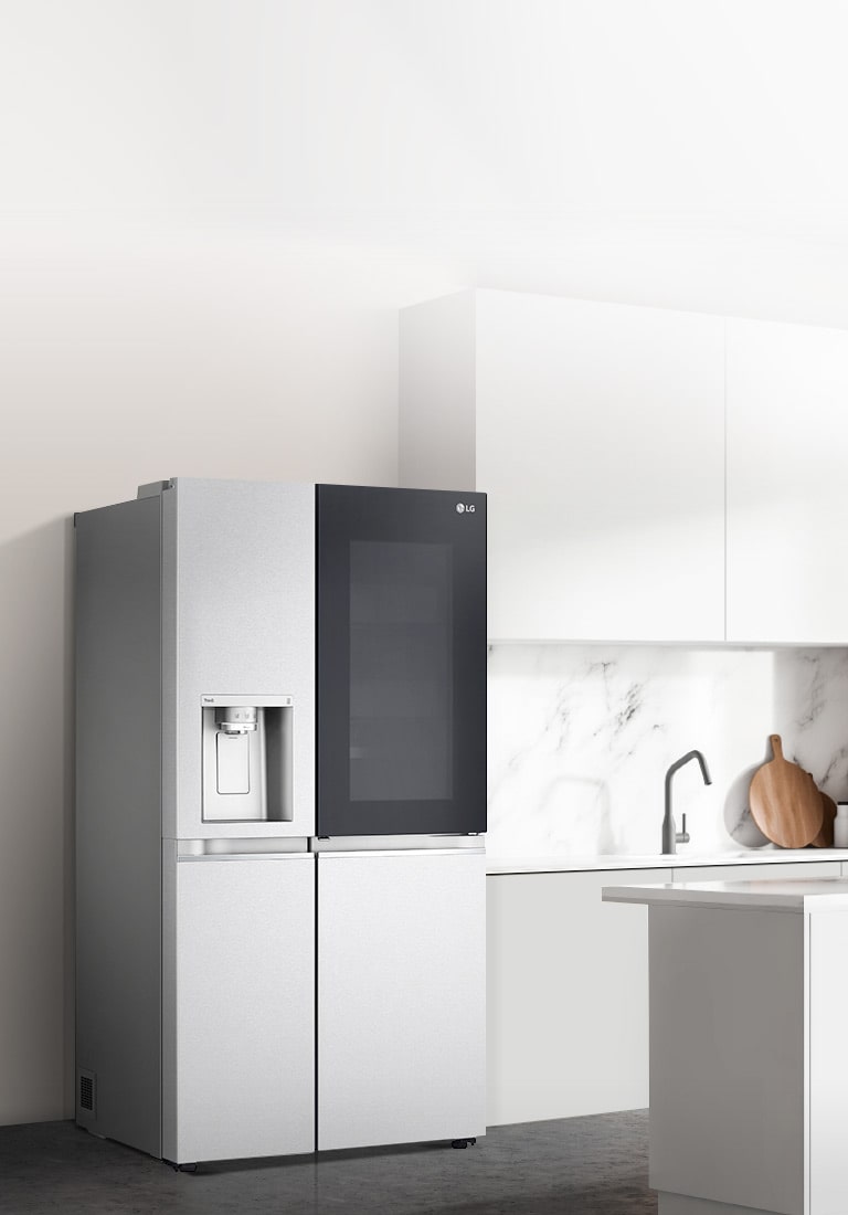 Вид сбоку кухни с установленным в ней черным холодильником InstaView.
