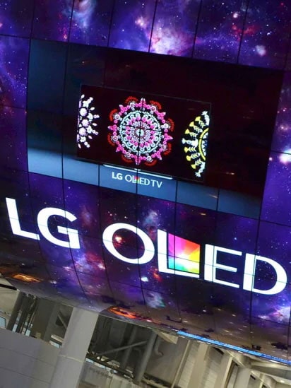 Une installation d'écran OLED incurvé indiquant &quot;LG OLED&quot;