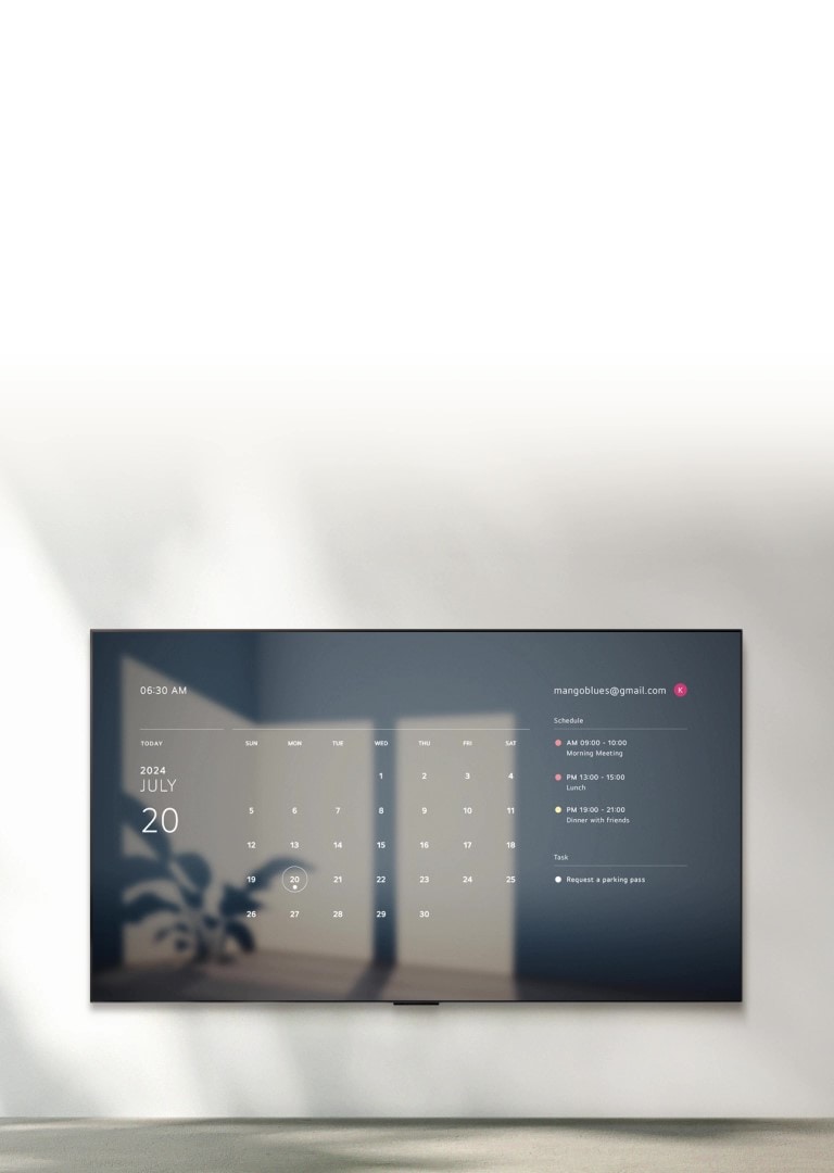 Un LG TV affiche l'image d'un lever de soleil avec l'heure, la date, le temps et la température, ainsi que le texte "Good morning" (Bonjour). Une bulle contenant le texte "Hi LG" apparaît en fondu enchaîné, suivie d'une bulle contenant le texte "Show me this week's schedule" (Montrez-moi le programme de cette semaine). L'écran s'estompe et affiche un calendrier Google et un planning quotidien.