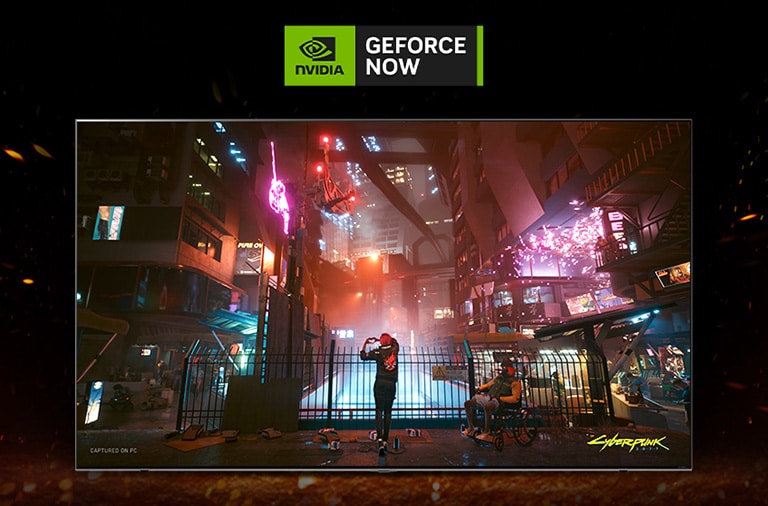 Des flammes jaillissent autour du téléviseur et on peut voir l’écran du jeu Cyberpunk. Un logo GeForce NOW est visible en haut du téléviseur.