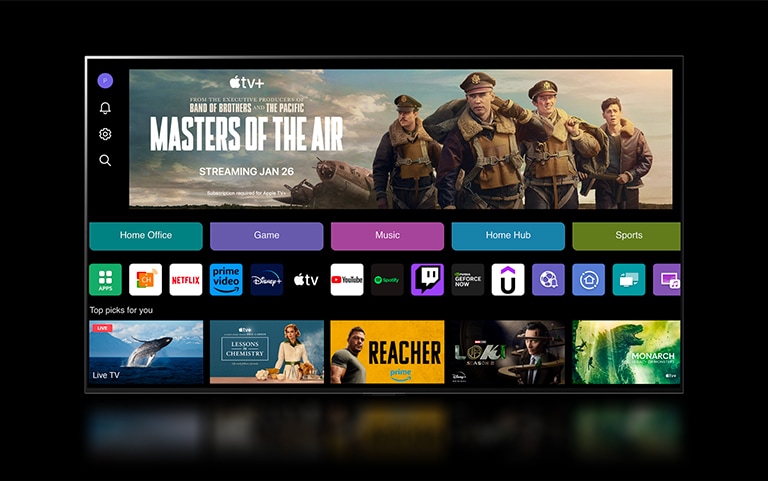 Un gros plan d’un écran de LG TV présentant les boutons Bureau à domicile, Jeu et Musique sur une bannière de la série « Masters of the Air » (Les maîtres de l’air) fait un zoom arrière pour présenter le téléviseur monté sur un mur dans une salle de séjour. Les logos suivants s’affichent sur l’écran de téléviseur dans l’image : LG Channels, Netflix, Prime Video, Disney TV, Apple TV, YouTube, Spotify, Twitch, GeForce Now et Udemy.