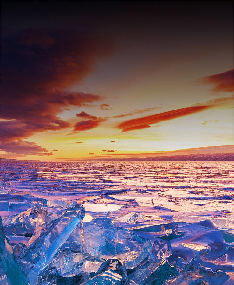 Une vue panoramique d’un coucher de soleil et de glaciers.