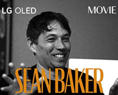 Image en noir et blanc tirée d'une interview de Sean Baker. Son nom apparaît en lettres orange en bas du cadre. L'expression LG OLED figure dans le coin supérieur gauche et le mot movie (film) dans le coin supérieur droit.