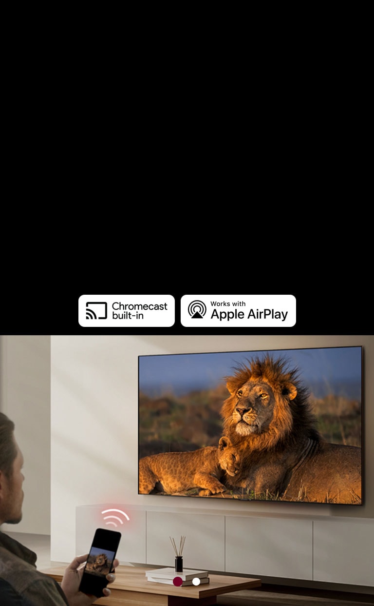 Un LG TV monté sur un mur d’une salle de séjour, affichant un lion et un lionceau. Un homme est assis au premier plan avec un smartphone dans sa main affichant la même image des lions. Un graphique de trois barres incurvées de couleur rouge néon s’affiche juste au-dessus du smartphone pointé vers le téléviseur.