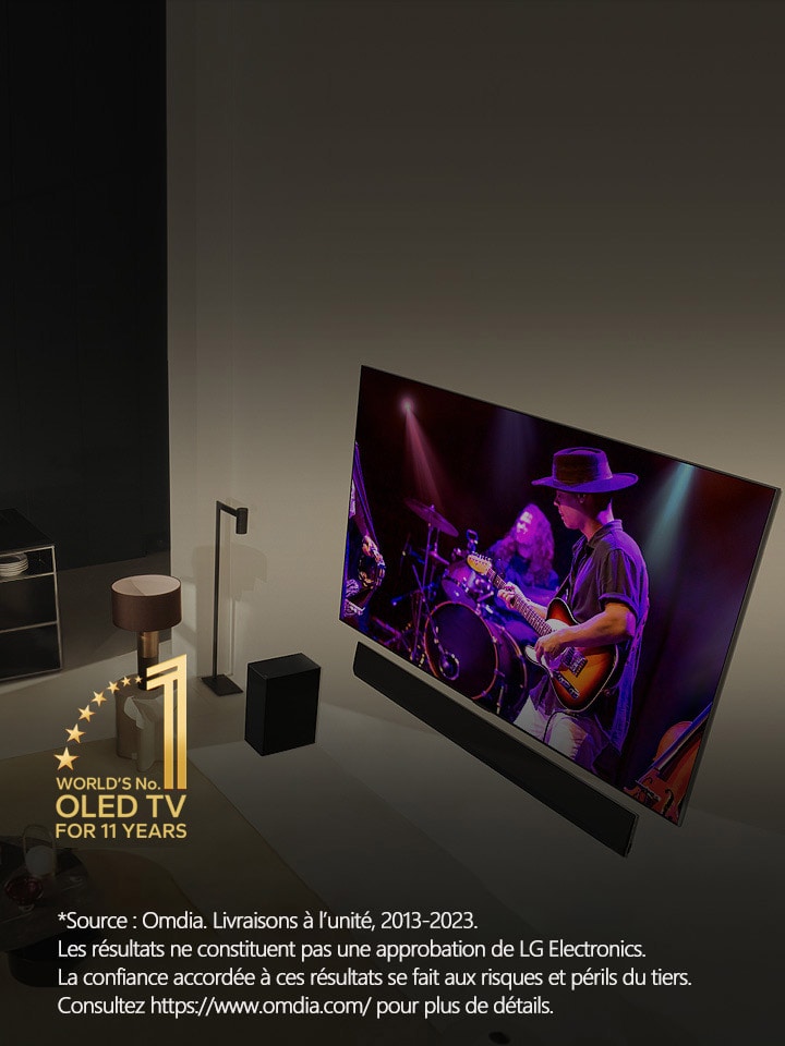 Vue aérienne d’un homme et d’une femme qui regardent un concert sur une OLED TV grand écran dans un appartement moderne. L’emblème « World's No. 1 OLED TV for 11 Years » figure dans l'image. Un avis de non-responsabilité est affiché : « Source : Omdia. Livraisons à l’unité, 2013-2023. Les résultats ne constituent pas une approbation de LG Electronics. La confiance accordée à ces résultats se fait aux risques et périls du tiers. Consultez https://www.omdia.com/ pour plus de détails. »