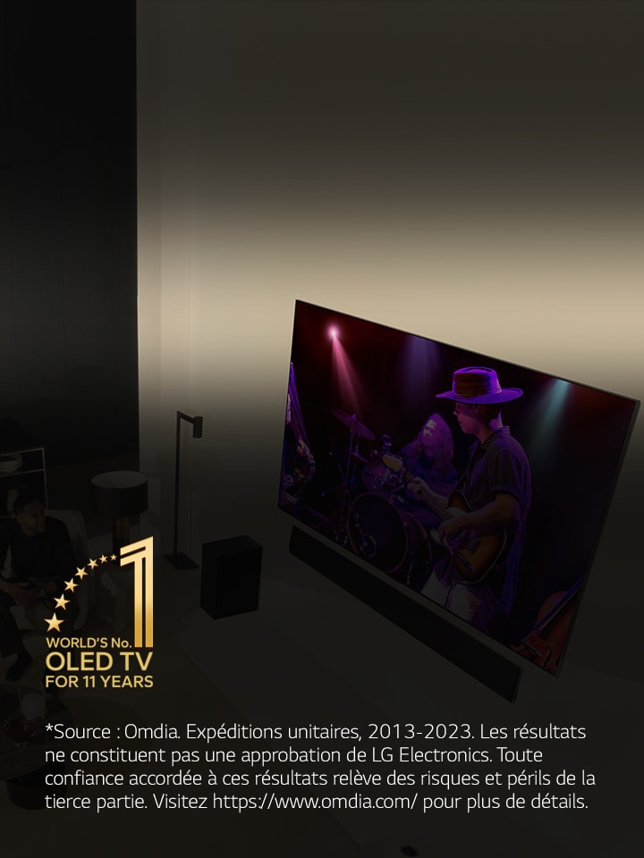 Vue aérienne d'un homme et d'une femme regardant un concert sur un grand téléviseur OLED dans un appartement moderne. L'emblème « Téléviseur OLED n° 1 mondial depuis 11 ans » apparaît sur l'image. Une clause de non-responsabilité indique : « Source : Omdia. Expéditions d'unités, 2013-2023. Les résultats ne constituent pas une approbation de LG Electronics. Toute confiance accordée à ces résultats est aux risques et périls du tiers. Visitez https://www.omdia.com/ pour plus de détails. »