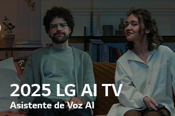 Se ve el título, 2025 LG AI TV, Identificador de Voz AI. Un hombre y una mujer, con un control remoto de TV en la mano, sentados en un sofá.