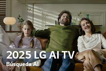 Se ve el título, 2025 LG AI TV, Búsqueda AI. Una familia de tres personas sentada en el sofá de la sala de estar