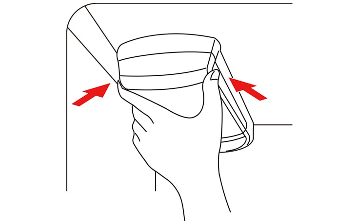 Aprieta los costados para abrir la tapa del filtro de agua