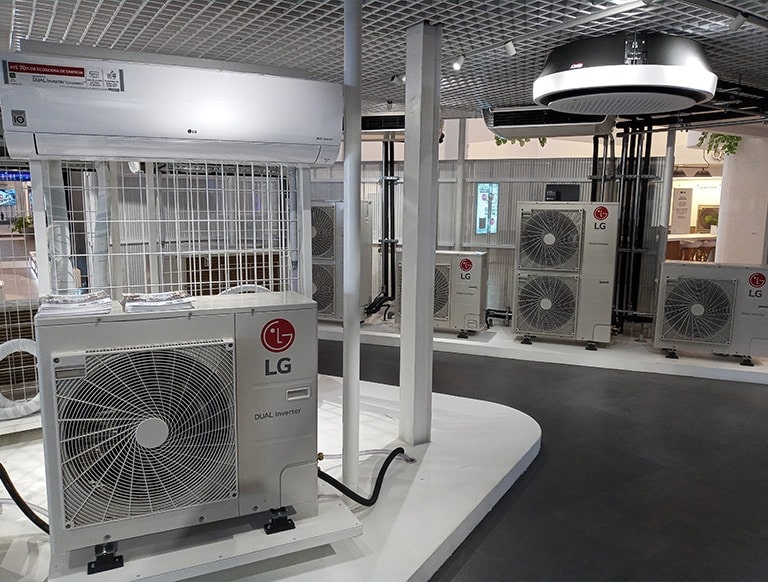 Exposición de unidades LG HVAC con varios compresores y evaporadores instalados en un entorno de demostración.