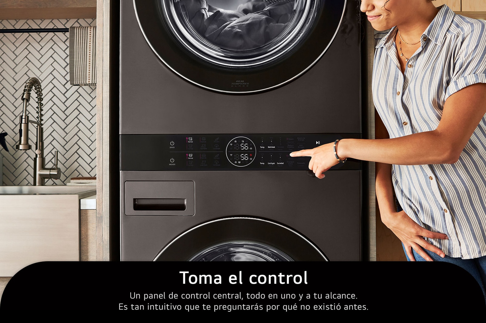 La LG WashTower® WK25BS6 en Black Steel, mostrando a una usuaria accediendo fácilmente al panel de control central. Lavadora de 22 kg, Secadora de 22 kg.