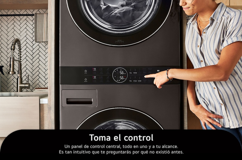 La LG WashTower® WK25BS6 en Black Steel, mostrando a una usuaria accediendo fácilmente al panel de control central. Lavadora de 22 kg, Secadora de 22 kg.