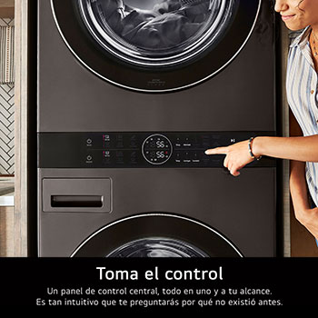 La LG WashTower® WK25BS6 en Black Steel, mostrando a una usuaria accediendo fácilmente al panel de control central. Lavadora de 22 kg, Secadora de 22 kg.